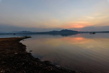 Gölde gün batımı