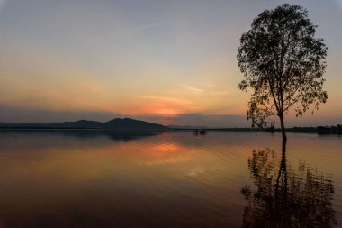 Gölde gün batımı