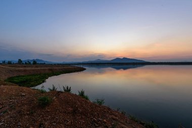 Gölde gün batımı
