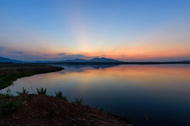 Gölde gün batımı