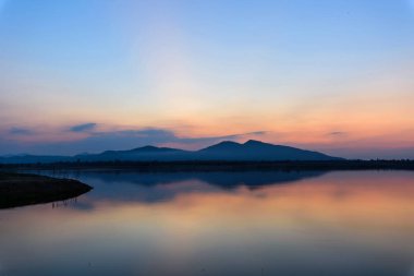 Gölde gün batımı
