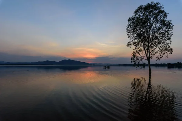 Puesta de sol en el lago —  Fotos de Stock