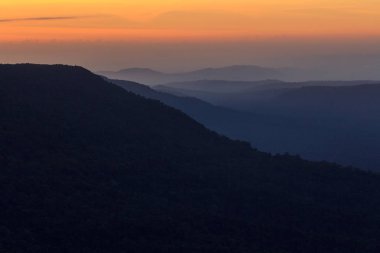 Dağ güneş doğarken 