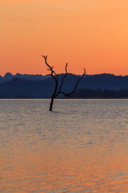 Gölde gün batımı