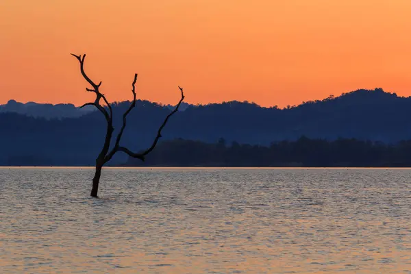 Gölde gün batımı