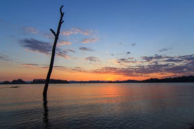 Gölde gün batımı