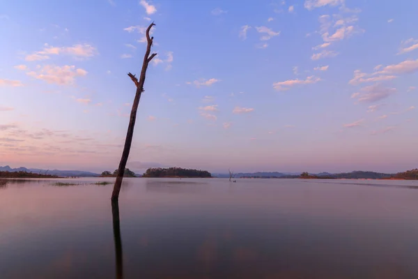 Вид на озеро в ранковий час — стокове фото