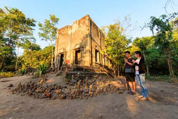 Imádkozzatok pár szeretet séta körül régi templom a Wadsomded Kao — Stock Fotó