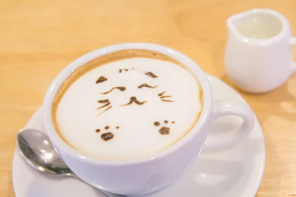 Heißer Kaffee auf dem Tisch — Stockfoto