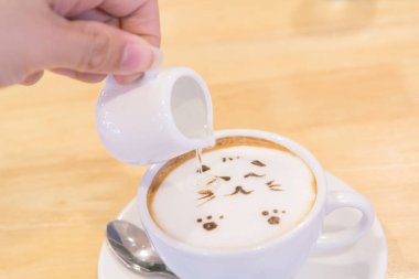 Sıcak kahve şurubu dökün