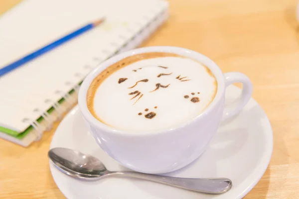 Heißer Kaffee auf dem Tisch — Stockfoto