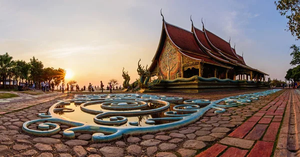 Panorama da igreja tailandesa em Watsirindhornwararam — Fotografia de Stock