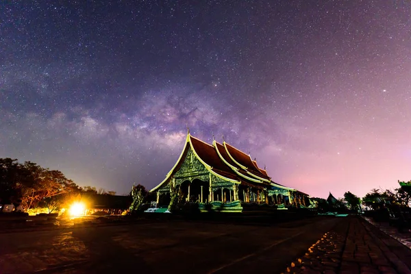 Vía Láctea en la iglesia tailandesa — Foto de Stock