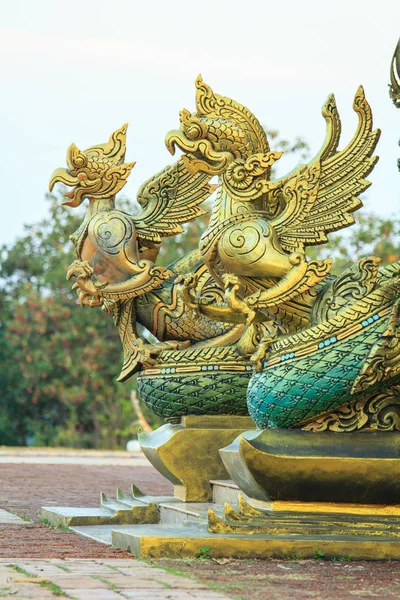 Статуя Золотого Дракона в тайской церкви в Ватсириндхорнвараме — стоковое фото