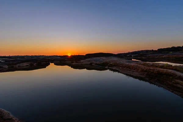 Sonnenuntergang am See in sam phan bok — Stockfoto