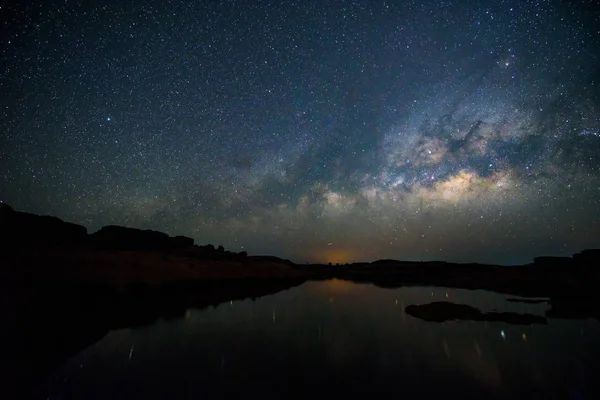 Vista al lago con vía lechosa en el cielo — Foto de Stock