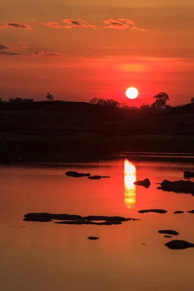 Zachód słońca nad jeziorem w Sam Phan Bok — Zdjęcie stockowe