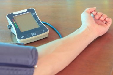 Kan basıncını ölçüyorum.