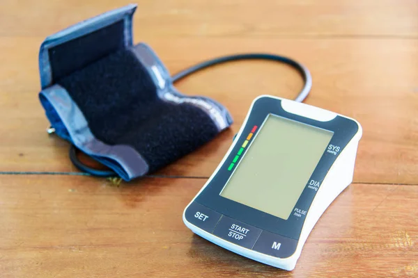 Den digitala blodtrycksmätare — Stockfoto