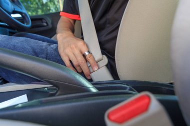 adam emniyet kemeri ayarla