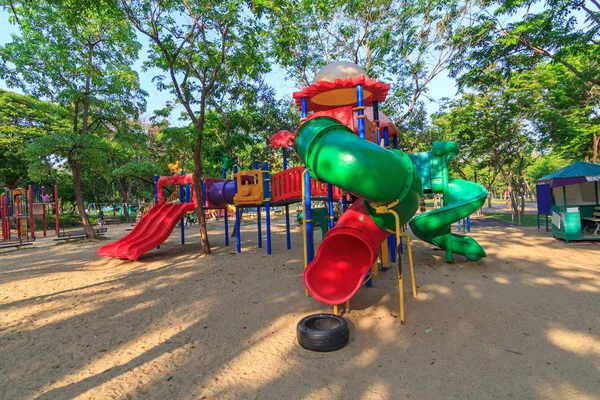 Grande aire de jeux pour les enfants dans le parc public — Photo