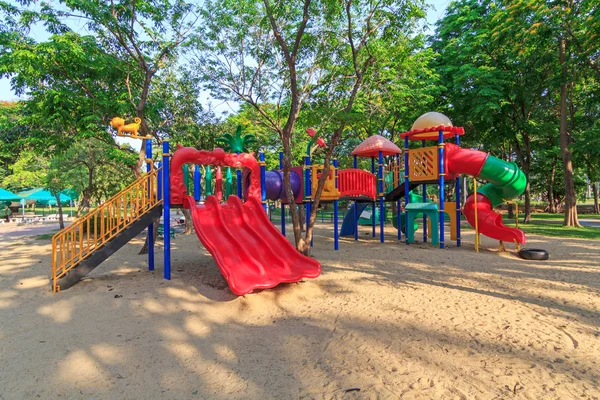 Grande aire de jeux pour les enfants dans le parc public — Photo