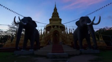 Golden pagoda Watpasawangbun tapınağında sabah zaman zaman atlamalı