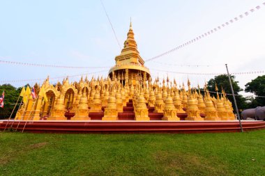 Golden pagoda Watpasawangbun Tapınak
