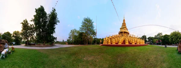 360 Панорама Золотой пагоды в храме WatPaSawangBun — стоковое фото