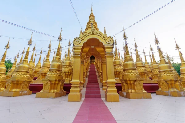 Zlatá pagoda v Watpasawangbun chrámu — Stock fotografie