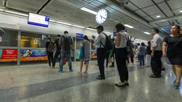 Um monte de pessoas no metrô / ferrovias subterrâneas — Vídeo de Stock