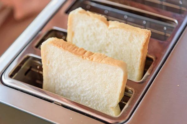 Leipä leivänpaahtimessa — kuvapankkivalokuva