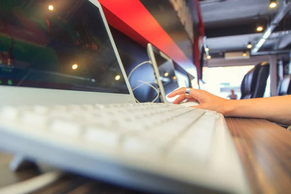 Använder du dator i netto café — Stockfoto