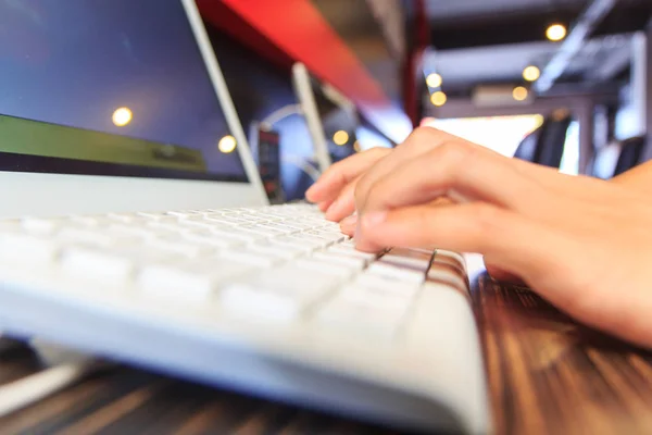 Använder du dator i netto café — Stockfoto