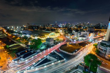 gece zamanında şehir ve bulanıklık trafik ışığı yüksek bakış