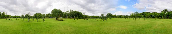 Панорама общественного парка — стоковое фото