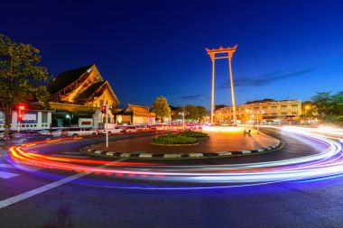 Hareketli bulanıklık dev salıncak landmark şehrin çevresinde ışık