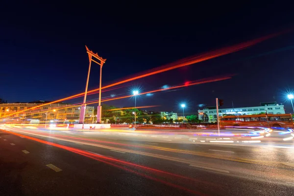 Luz borrosa en movimiento alrededor del hito del swing gigante en la ciudad — Foto de Stock