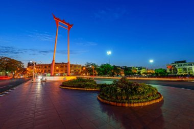 Hareketli bulanıklık dev salıncak landmark şehrin çevresinde ışık