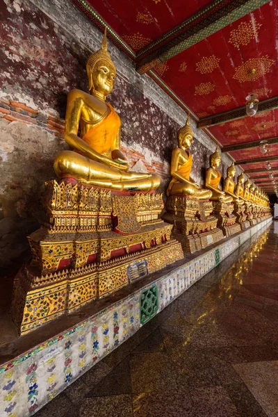 Goldene Buddha-Statue im thailändischen Tempel / wat sutat — Stockfoto