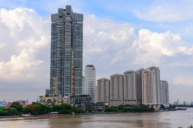 Nehirde yüksek bina