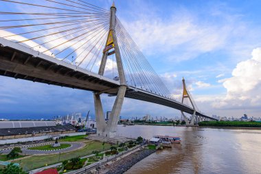 Beautiful Big Bhumibol Köprüsü / büyük nehir köprüsü