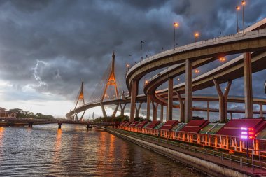 Kara bulut Beautiful Big Bhumibol köprüsü üzerinde fırtına / büyük nehir köprüsü