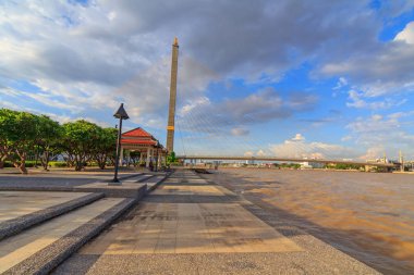 bulut fırtına ile parkta büyük köprü