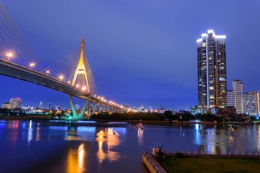 Beautiful Big Bhumibol Köprüsü / büyük nehir köprüsü