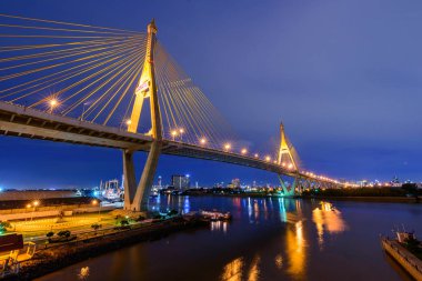 Beautiful Big Bhumibol Köprüsü / büyük nehir köprüsü
