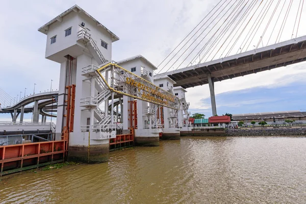 Khlong latpho watergate denkmal in samut prakarn von thailand — Stockfoto