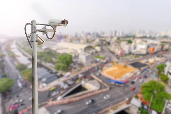 CCTV y visión borrosa de la ciudad en segundo plano — Foto de Stock