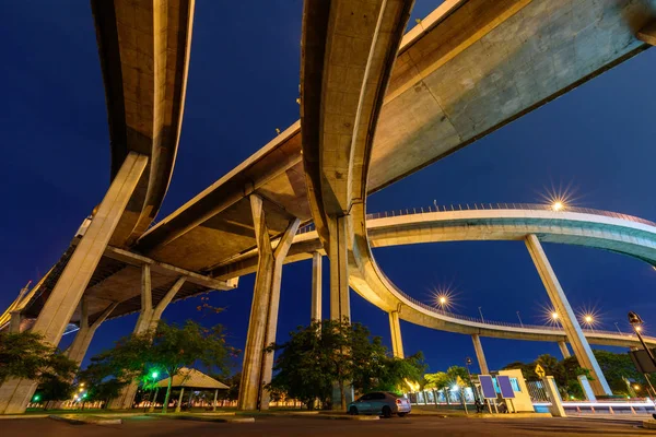 Pod mostem a osvětlení v noční době — Stock fotografie