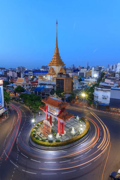 Provoz auta pohybující se na Odean kruhu mezník v Thajsku — Stock fotografie